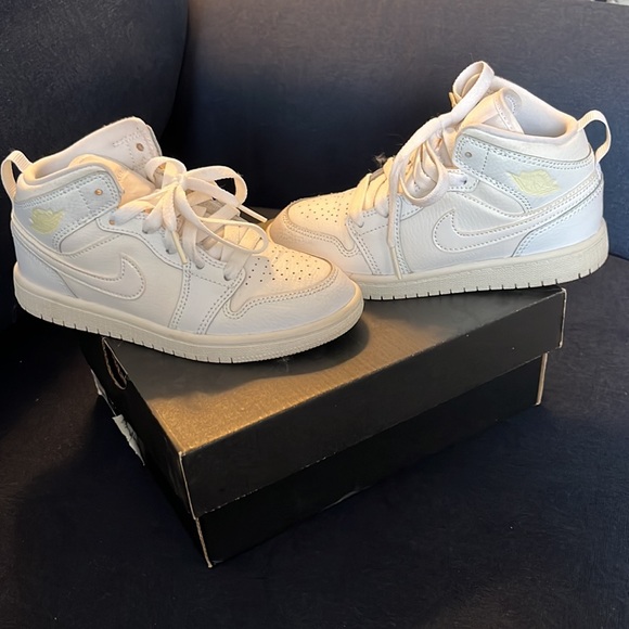 Jordan 1 MID - Picture 2 of 7